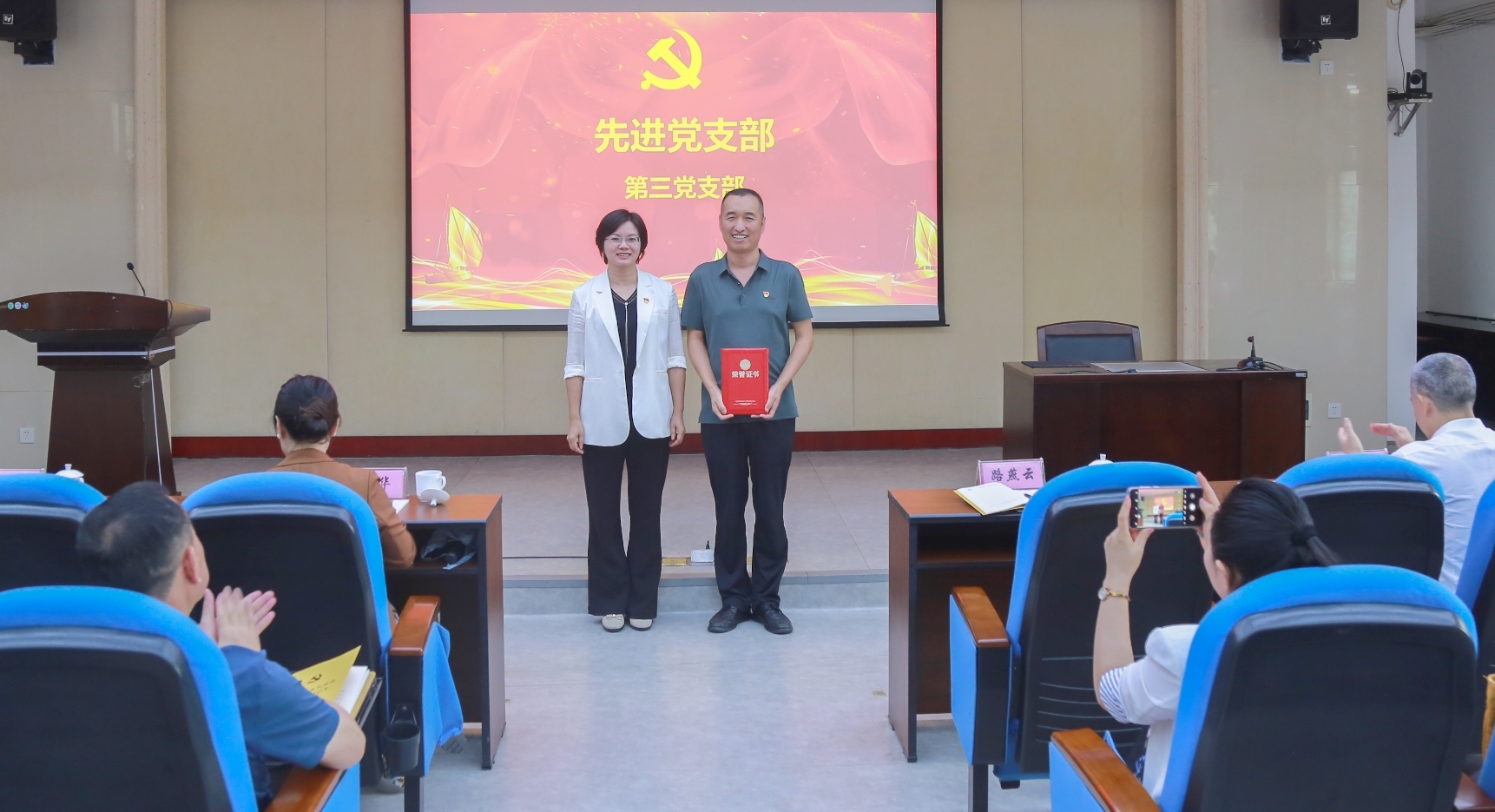 路燕云为2025年度校(院)先进党支部颁奖_副本.jpg