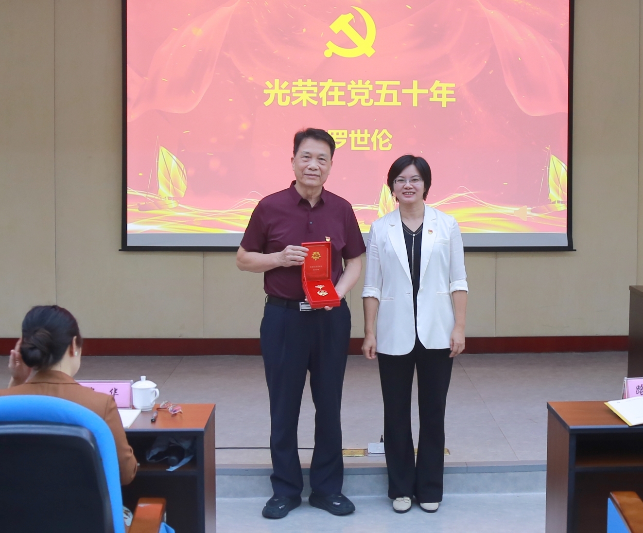 路燕云为老党员颁发“光荣在党五十年”纪念章_副本.jpg
